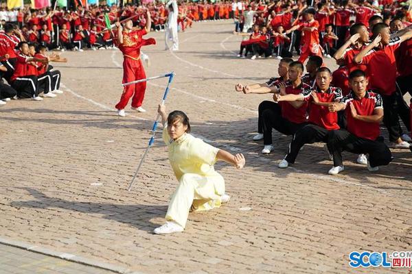 吉吉穿露脐装靓丽“炫腹”_东北云服务器