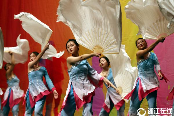 唐艺昕撇下男友张若昀,与张一山相约深夜档看大片_9929不绕路