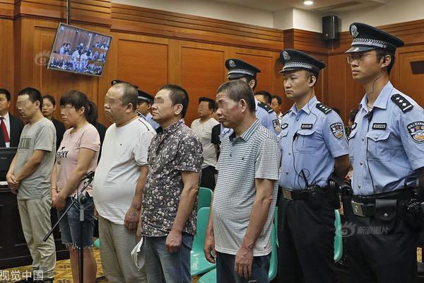 组图:杨幂巅峰之夜上班照曝光 长发飘飘女神范儿十足