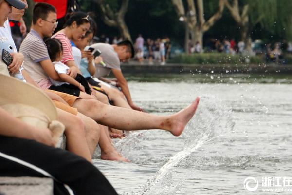 越南与印尼在南海爆发冲突：舰船对撞、持枪叫骂还竖中指