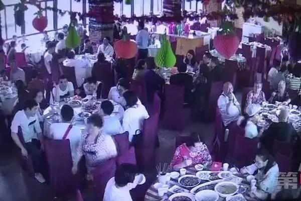 90后女孩照顾瘫痪母亲十九年