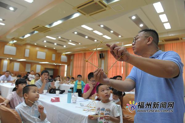 孙女患病，中风老人5天跑十几个村庄求援，用塑料袋装钞票送医院_9929小程序后端
