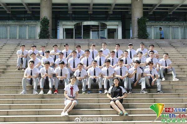 猫妈妈好心收养失去母亲小松鼠：相互依偎非常亲昵