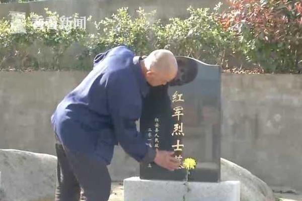 轿车突然冲破小区护栏“飞出”路面 两名行人神走位躲避_云服务器自动伸缩