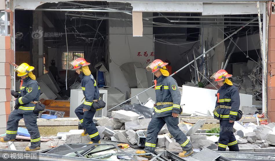 民工从8米高工地坠落被钢筋穿体，医生和消防联合救援，看着都痛_9929解锁TikTok