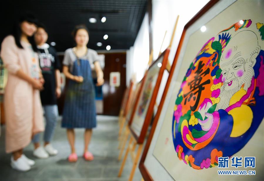 航母奶妈呼伦湖号大型补给舰现身大连，与国产航母首次同框