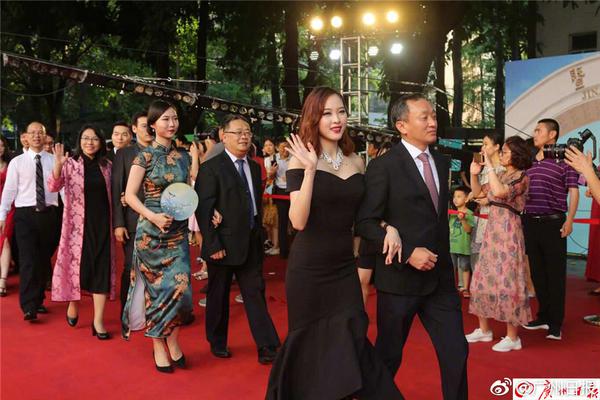 伦敦希思罗机场北部城镇集装箱仓库起火 现场黑烟滚滚_CN2 GT服务器价格