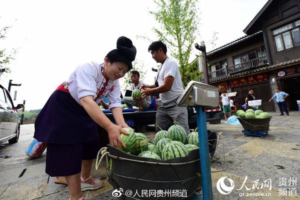 女主播直播暴雨 浑身湿透_阿里云99计划