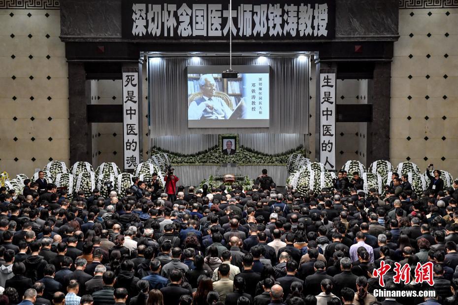 保洁员换上新工装 时尚漂亮堪比白领_挂机宝SSD