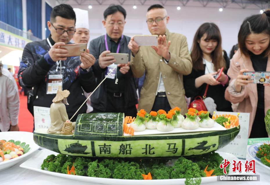 王丽坤一袭白色套装大秀美腿现身某活动_CN2音视频服务器