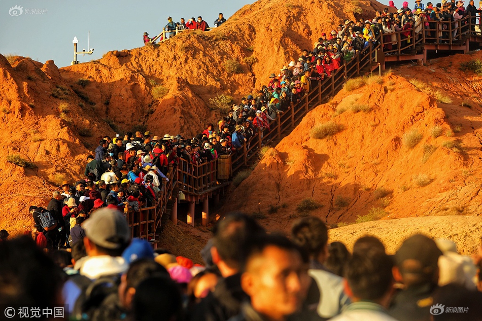 在体育馆里跳基宗巴舞,热情而激烈,网友直呼:“顶不住”!_网页域名
