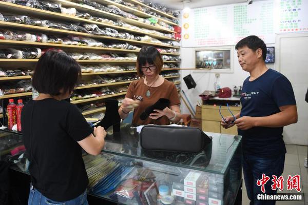被拘10天！老人初次乘机嫌排队长 竟打开应急舱门_挂机宝SSH