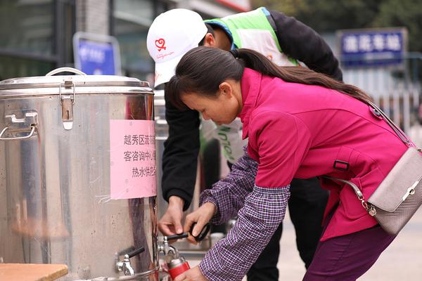 熊黛林居家环境曝光！女儿衣服随意堆，饭桌被临时当工作台_云服务器安全组