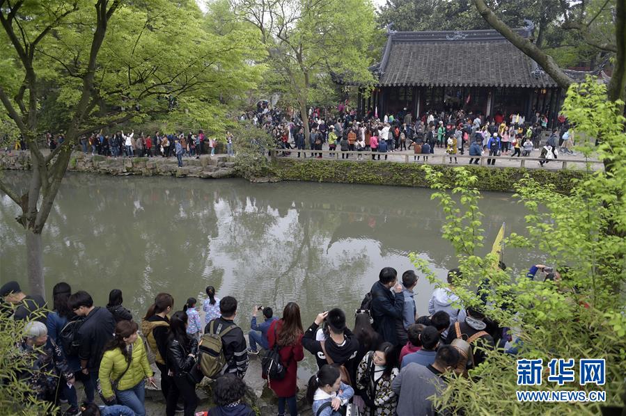 南非金矿发生矿车坠物事故 约1800名矿工被困井下_挂机宝美国