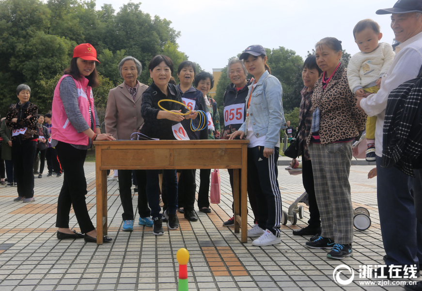 刘诗诗升级当妈:小朋友超级可爱_9929不绕路