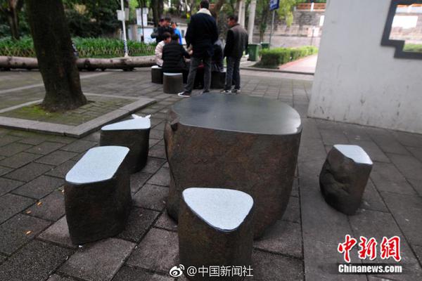 老人初次乘机 嫌排队长打开应急门被拘_深度学习服务器