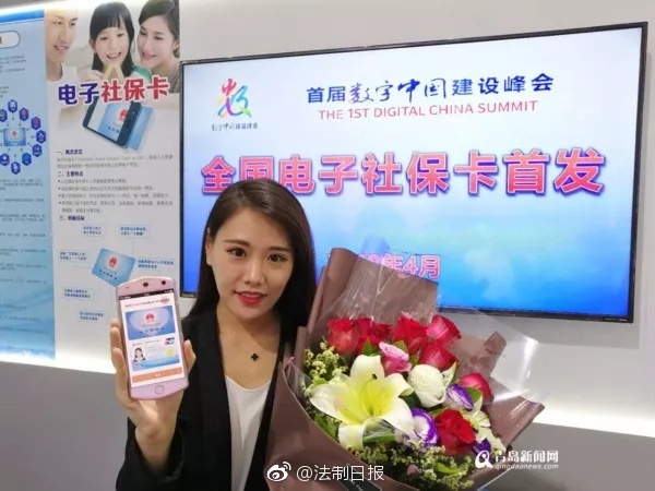 陈学冬混搭风现身机场_数据不落地