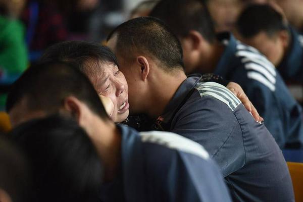 航母奶妈来歇脚！海军901型综合补给舰进坞保养