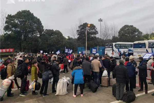 美国纳斯卡再现灾难性事故 “最漫长翻车”座驾损毁严重