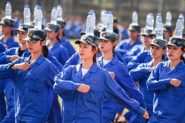 即位大典皇后缺席 女大臣却破天荒去了