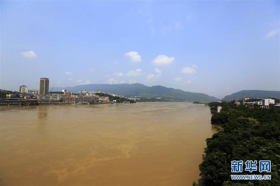 爆笑!花臂老爸给女儿换尿布_挂机宝集群