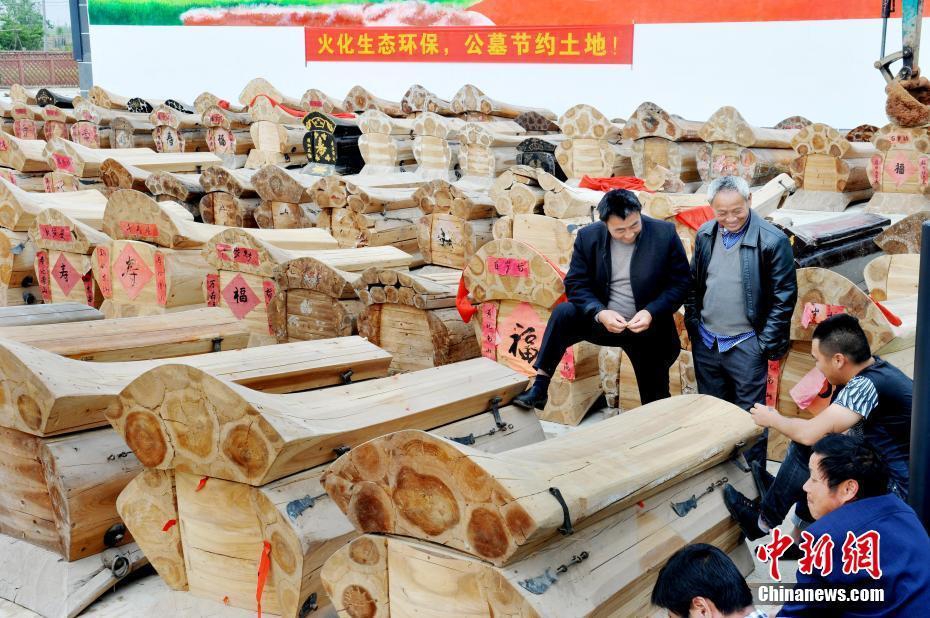 奔驰4S店员工试车撞伤清洁工 车主“躺枪”：凭啥要我出保险_3元挂机宝
