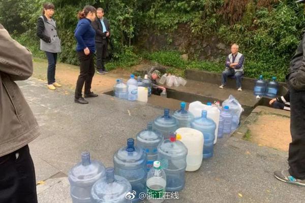 胖女孩也可以很自信 她们在巴黎举办了一场特别的时装秀_9929稳定运营商