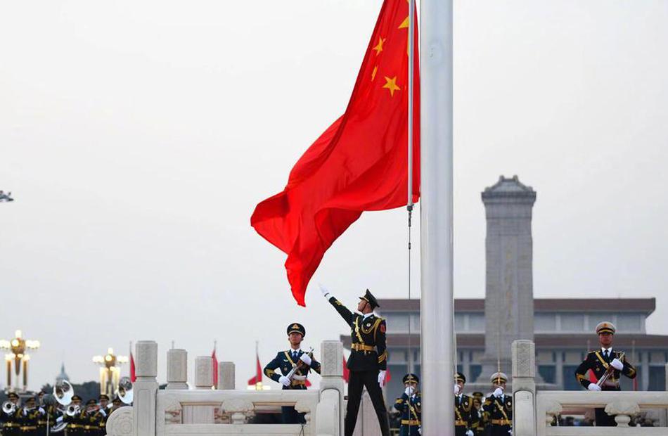 实拍：懒熊护崽与老虎对峙缠斗_9929不绕路
