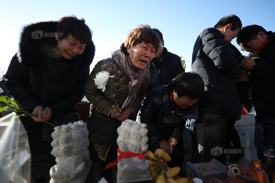 迷路老人接通老伴电话大哭:没你没法过
