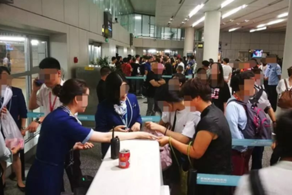 杨幂栏杆压腿姿势标准 扎马尾笑容甜美_9929大数据分析