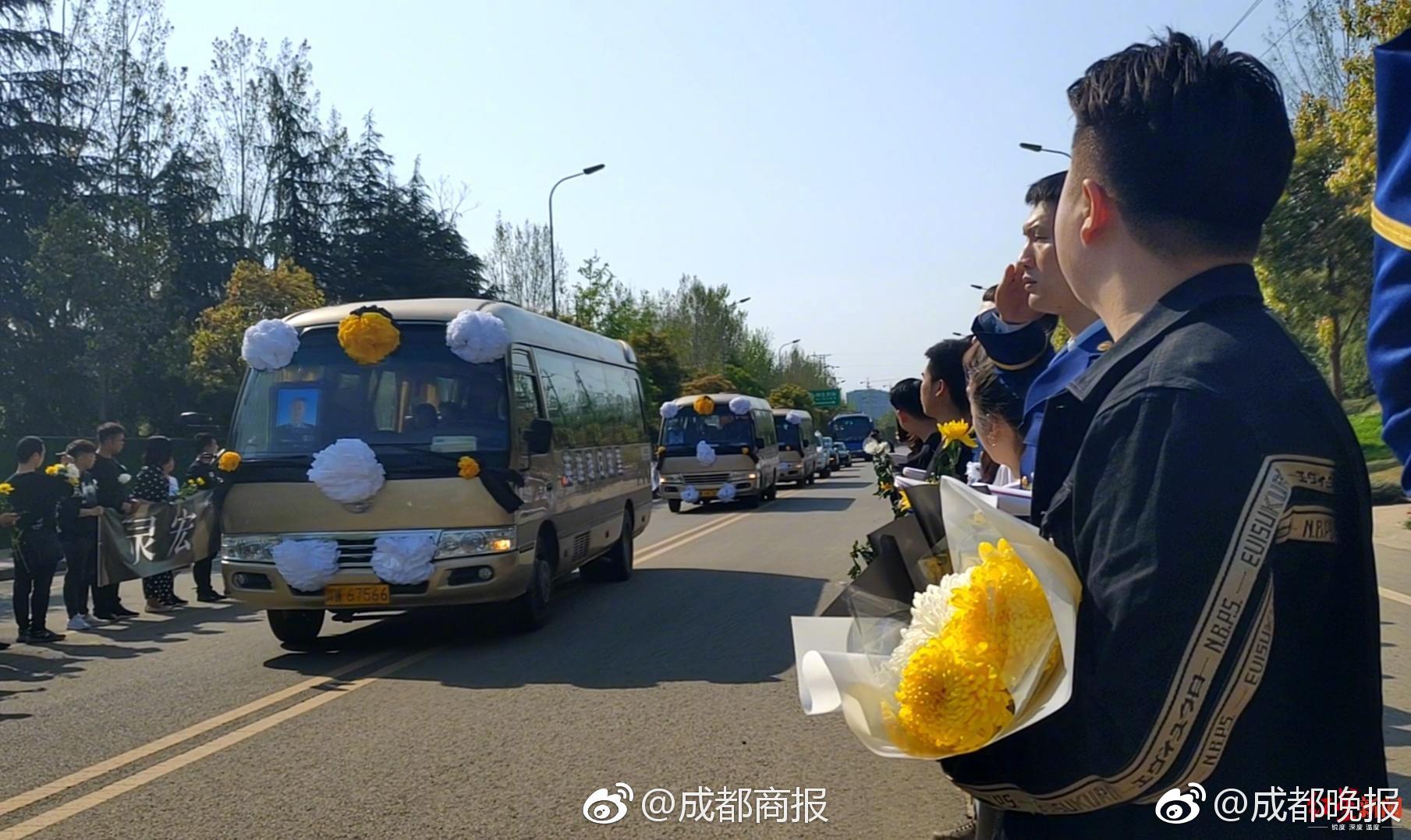 惊奇！英国动物园一黑熊用布条蘸水给自己洗澡