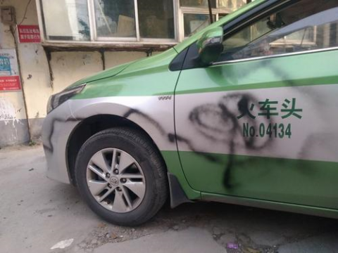 假笑男孩登中国杂志封面 扮酷卖萌超可爱！_云电脑入门指南