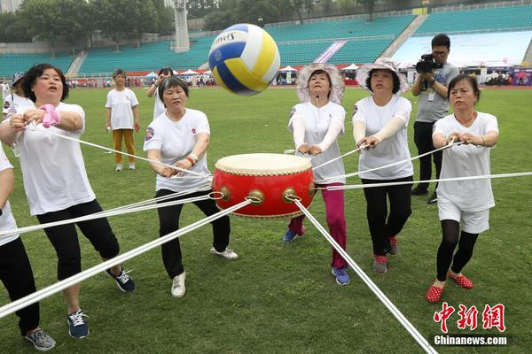 教科书式自救 女子取钱遭抢劫全程沉着说好的_9929跨境必备