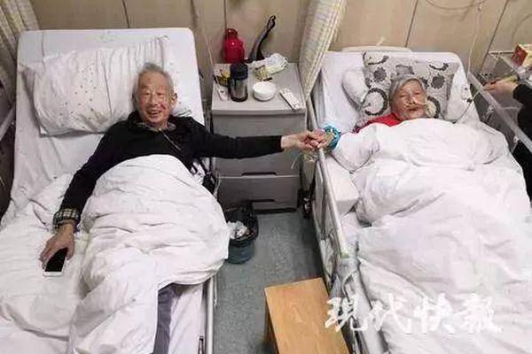 地下排污管发生爆炸 路面崩飞殃及过路人