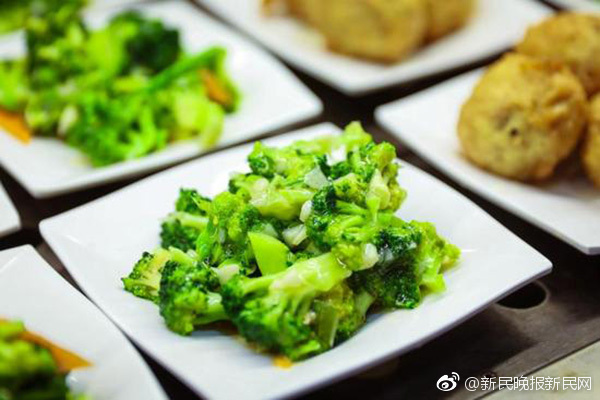 街拍:皮拖鞋也可以穿得很有味道的美女_CN2服务器延迟
