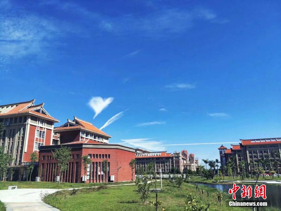 他为中国导弹雕刻翅膀 零件厚度仅头发丝的1/16(图)_对象存储