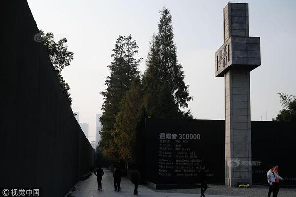 朱丹偏头痛犯了 女儿担心地摸她额头_CN2云主机