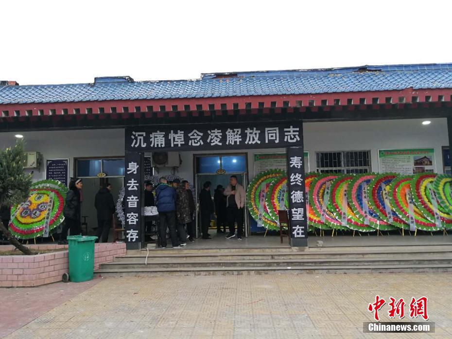 大货车失控撞毁BRT站台 工作人员惊险逃生