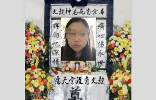 郭晶晶三儿女萌照 哥哥照顾妹妹