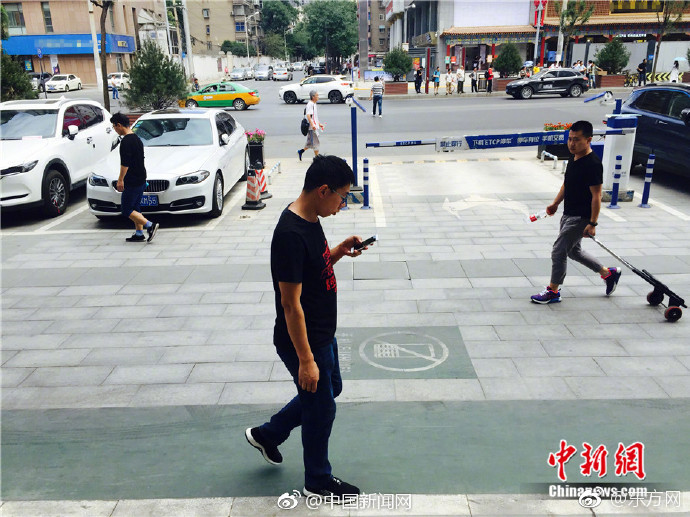 志玲姐姐现身车展 依旧很嫩_9929中小企业