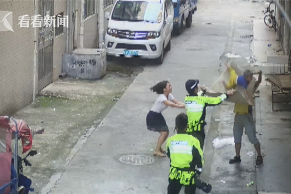 美国小黑喵先天性小脑发育不全 走路摇晃仿佛醉酒_虚拟电脑