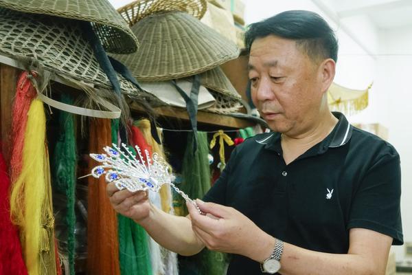 她被男私生饭跟踪5年，每次回头都能看到他的人影…_挂机宝淘客
