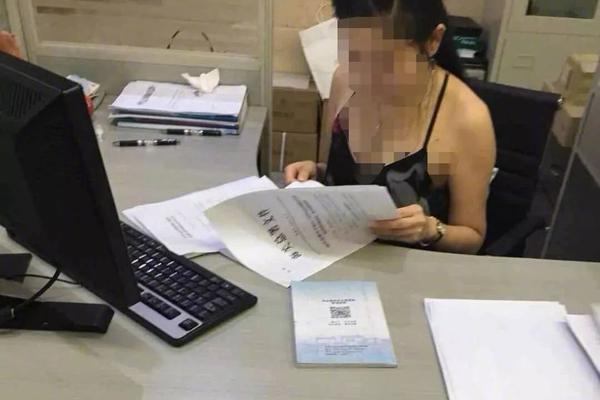 章子怡袁咏仪张嘉倪礼服斗艳_香港CN2线路