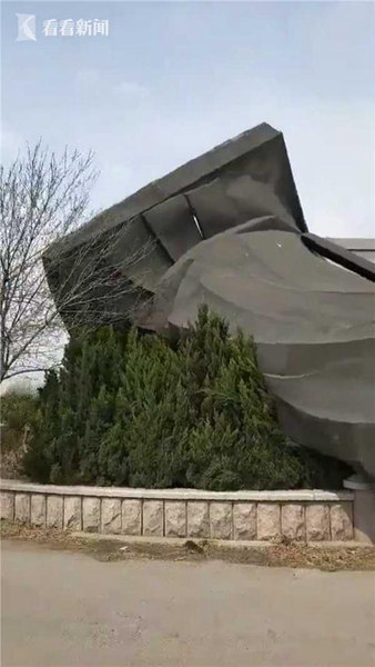 章子怡挺巨肚外出 遭吸二手烟_云电脑跨终端