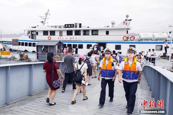 “进城打工者”的时尚大片 听说看哭了很多人_香港CN2服务器直连