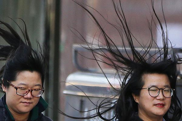 组图：许玮甯风波后首现身 甜蜜约会摸男友腹肌小鸟依人_电脑云主机