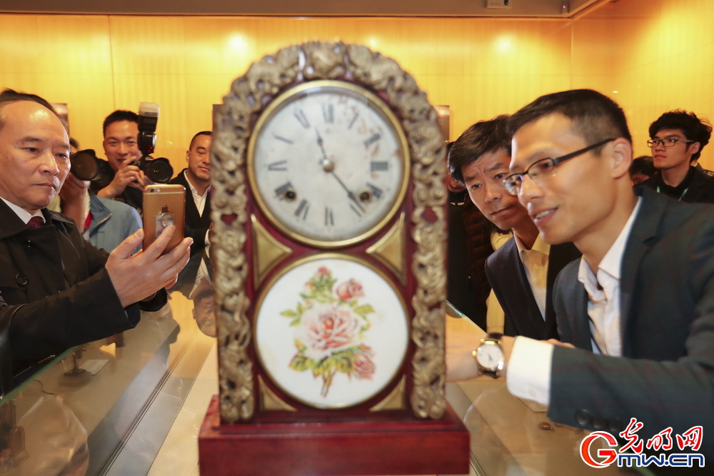 张丹峰事件后洪欣变工作狂,穿同样鞋子超节俭手上未戴婚戒_金融云服务器