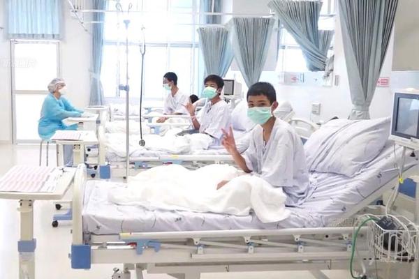 老人乘机嫌排队长打开应急门被拘_挂机宝哪个好