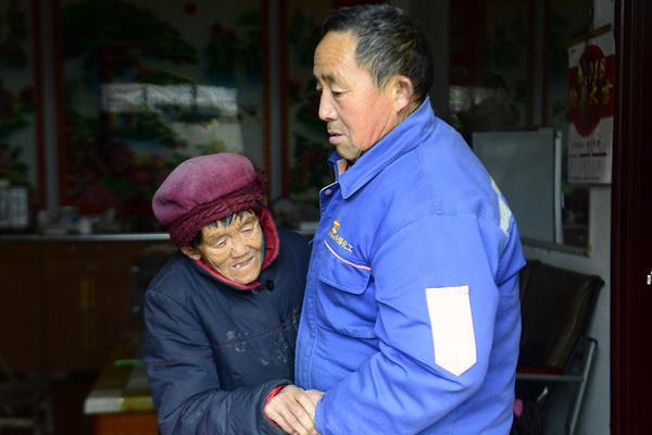 暴雨致路面塌陷大坑 一电动车不慎坠入