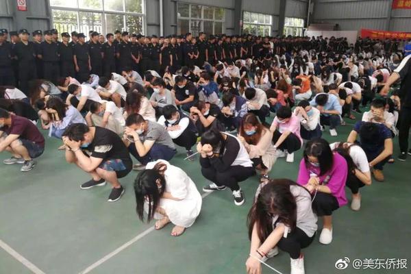 贾乃亮王源杨超越同逛公园 露半张脸比耶默契足_云电脑混合云
